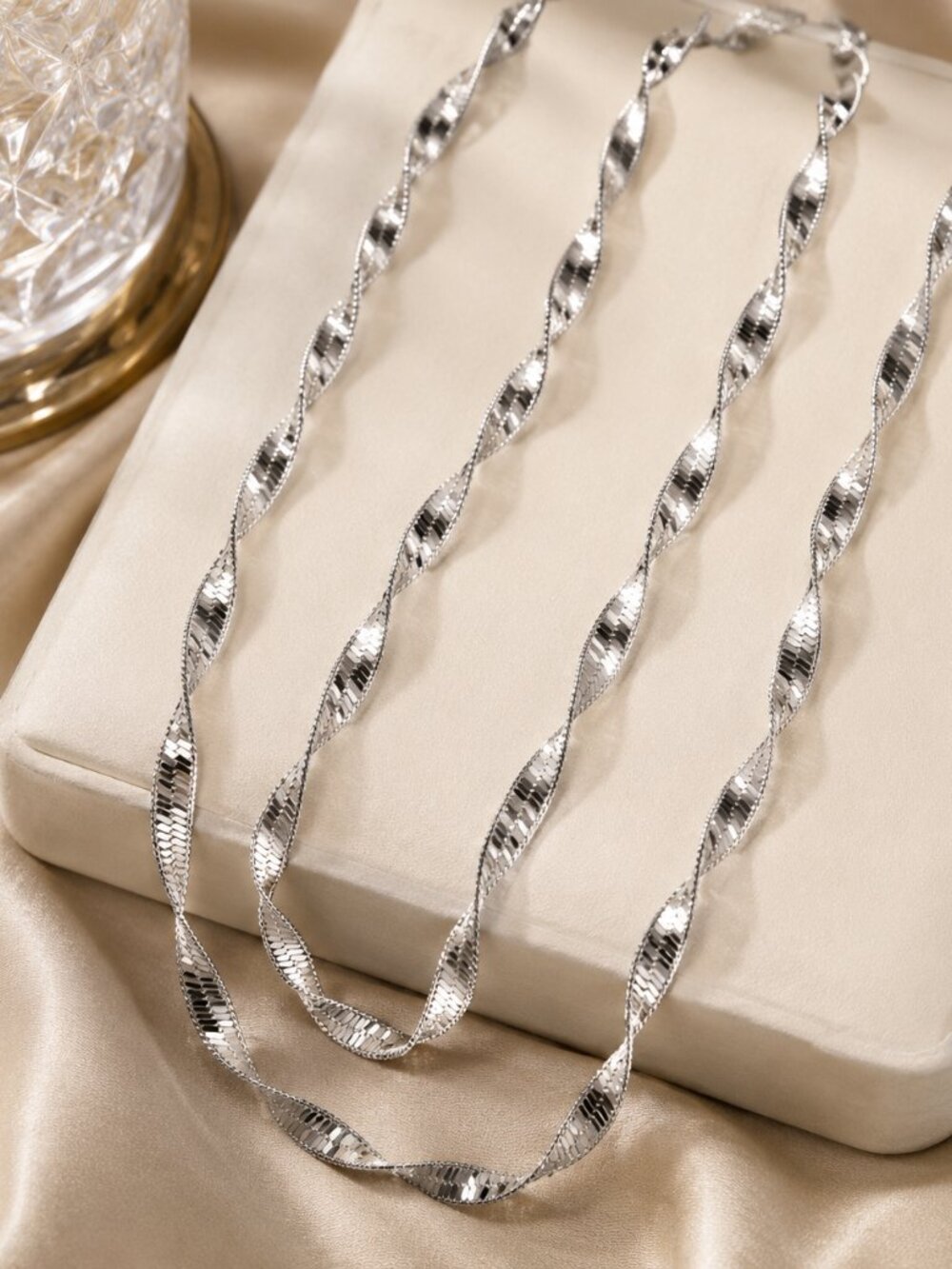 Silver Twisted Spiral Chain Necklace – Shimmering Textured Statement Jewelry